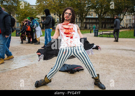 Bristol, Royaume-Uni. 27 octobre 2018. Des dizaines de gens habillés comme des zombies ont défilé autour de la zone portuaire de Bristol malgré la pluie. La marche annuelle, de façon à coïncider avec l'Halloween, fête zombies dans la culture populaire. Bristol, Royaume-Uni. 27 octobre 2018 Crédit : Redorbital Photography/Alamy Live News Banque D'Images