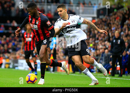 Londres, Royaume-Uni. 27 octobre 2018. Lys Mousset de Bournemouth (L) en action avec Aleksandr Mitrovic de Fulham (R). Premier League, Fulham v Bournemouth AFC à Craven Cottage, à Londres, le samedi 27 octobre 2018. Cette image ne peut être utilisé qu'à des fins rédactionnelles. Usage éditorial uniquement, licence requise pour un usage commercial. Aucune utilisation de pari, de jeux ou d'un seul club/ligue/dvd publications. pic par Steffan Bowen/Andrew Orchard la photographie de sport/Alamy live news Banque D'Images