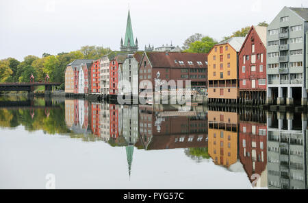 04 octobre 2018, la Norvège, Trondheim : 04 octobre 2018, la Norvège, Trondheim : entrepôts historiques sur la rivière Nidelv à Trondheim en Norvège centrale. La troisième plus grande ville du pays peut regarder en arrière sur plus de mille ans d'histoire. Photo : Jan Woitas/dpa-Zentralbild/ZB Banque D'Images