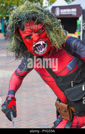 Poole, Dorset, UK. 27 octobre 2018. Poole, pour la première fois, un festival zombie, un spook-tacular événement et parade avec prix de la pire robe zombie. Renverser sur une foule vraiment froid, mais sec, jour pour prendre part ou regarder l'événement effrayant. Credit : Carolyn Jenkins/Alamy Live News Banque D'Images