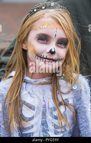 Poole, Dorset, UK. 27 octobre 2018. Poole, pour la première fois, un festival zombie, un spook-tacular événement et parade avec prix de la pire robe zombie. Renverser sur une foule vraiment froid, mais sec, jour pour prendre part ou regarder l'événement effrayant. Credit : Carolyn Jenkins/Alamy Live News Banque D'Images