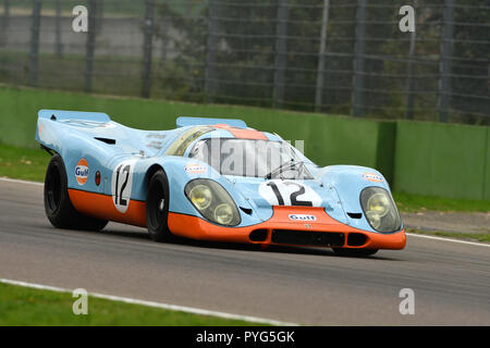 Imola, Italie. 26 octobre 2018. Imola Classic 26 octobre 2018 : Porsche 917 1970 Livrée Gulf ex Attwood/Elford entraîné par Claudio Roddaro session au cours de la pratique sur le circuit d'Imola, Italie. Crédit : dan74/Alamy Live News Banque D'Images