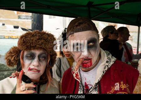 Bristol, Royaume-Uni. 27 octobre 2018. Bristol Zombie Walk. Les morts-vivants du sang éclaboussa envahir Bristols Centre-ville pour le 11e Zombie Walk. Crédit : Stephen Bell/Alamy Live News. Banque D'Images