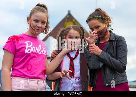 Poole, Dorset, UK. 27 octobre 2018. Poole, pour la première fois, un festival zombie, un spook-tacular événement et parade avec prix de la pire robe zombie. Renverser sur une foule vraiment froid, mais sec, jour pour prendre part ou regarder l'événement effrayant. Credit : Carolyn Jenkins/Alamy Live News Banque D'Images