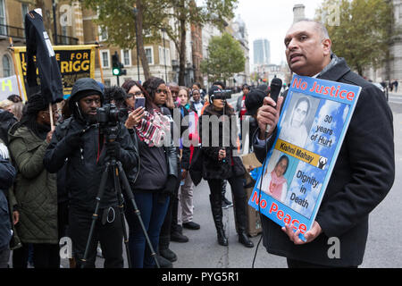 Londres, Royaume-Uni. 27 octobre, 2018. Raj Mahay, fils de Kishni Mahay, adresses de militants de l'organisation des familles et amis Campagne (UFFC) prenant part à la 20e procession annuelle à Downing Street en souvenir des membres de la famille et les amis qui est mort en garde à vue, la prison, la détention de l'immigration ou sécuriser les hôpitaux psychiatriques. Kishni Mahay, 64 ans, a été frappé par une voiture de police répondant à un appel d'urgence à Wolverhampton le 14 mars 1989. Credit : Mark Kerrison/Alamy Live News Banque D'Images