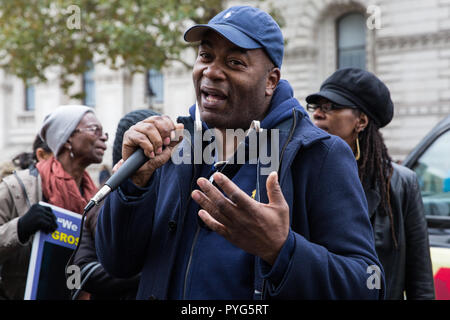 Londres, Royaume-Uni. 27 octobre, 2018. Daniel Bennett, frère de Derek Bennett, adresses de militants de l'organisation des familles et amis Campagne (UFFC) prenant part à la 20e procession annuelle à Downing Street en souvenir des membres de la famille et les amis qui est mort en garde à vue, la prison, la détention de l'immigration ou sécuriser les hôpitaux psychiatriques. Derek Bennett, 29 ans, est mort quand tourné quatre fois par la police de tireurs sportifs à Brixton le 16 juillet 2001 dans le cadre d'une nouveauté plus léger en forme de pistolet. Credit : Mark Kerrison/Alamy Live News Banque D'Images