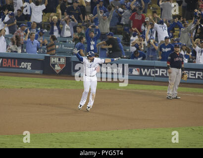 Los Angeles, Californie, USA. 27 Oct, 2018. MAX MUNCY # 13 de la séries des Dodgers de Los Angeles, les bases après avoir frappé un circuit solo à pied à la 18e manche pour battre les Red Sox de Boston dans le jeu 3 de la Série mondiale 2018 au Dodger Stadium. Cagnards a gagné le match en 18 manche pour être le plus long match de la Série mondiale. Credit : Armando Arorizo/Prensa Internacional/ZUMA/Alamy Fil Live News Banque D'Images