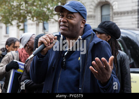 Londres, Royaume-Uni. 27 octobre, 2018. Daniel Bennett, frère de Derek Bennett, adresses de militants de l'organisation des familles et amis Campagne (UFFC) prenant part à la 20e procession annuelle à Downing Street en souvenir des membres de la famille et les amis qui est mort en garde à vue, la prison, la détention de l'immigration ou sécuriser les hôpitaux psychiatriques. Derek Bennett, 29 ans, est mort quand tourné quatre fois par la police de tireurs sportifs à Brixton le 16 juillet 2001 dans le cadre d'une nouveauté plus léger en forme de pistolet. Credit : Mark Kerrison/Alamy Live News Banque D'Images