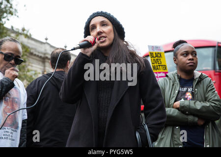 Londres, Royaume-Uni. 27 octobre, 2018. Lisa Cole, soeur de Marc Cole, les militants de l'Organisation des adresses des familles et amis Campagne (UFFC) prenant part à la 20e procession annuelle à Downing Street en souvenir des membres de la famille et les amis qui est mort en garde à vue, la prison, la détention de l'immigration ou sécuriser les hôpitaux psychiatriques. Marc Cole, 30 ans, est mort après avoir été appelé par la police taser aux rapports d'un homme 'lui-même' d'arrimage avec un couteau à Falmouth en mai 2017. Credit : Mark Kerrison/Alamy Live News Banque D'Images