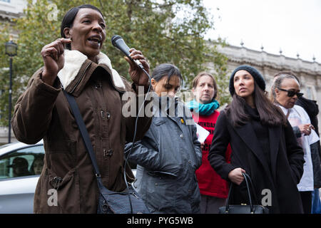 Londres, Royaume-Uni. 27 octobre, 2018. Marilyn Reed, mère de Sarah Reed, adresses des militants du l'organisation des familles et amis Campagne (UFFC) prenant part à la 20e procession annuelle à Downing Street en souvenir des membres de la famille et les amis qui est mort en garde à vue, la prison, la détention de l'immigration ou sécuriser les hôpitaux psychiatriques. Sarah Reed, 32 ans, a été retrouvé mort dans une cellule à la prison de Holloway le 11 janvier 2016. Credit : Mark Kerrison/Alamy Live News Banque D'Images