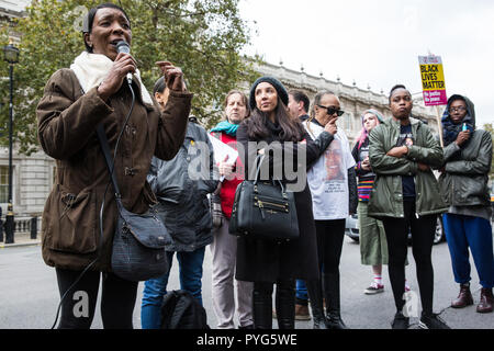 Londres, Royaume-Uni. 27 octobre, 2018. Marilyn Reed, mère de Sarah Reed, adresses des militants du l'organisation des familles et amis Campagne (UFFC) prenant part à la 20e procession annuelle à Downing Street en souvenir des membres de la famille et les amis qui est mort en garde à vue, la prison, la détention de l'immigration ou sécuriser les hôpitaux psychiatriques. Sarah Reed, 32 ans, a été retrouvé mort dans une cellule à la prison de Holloway le 11 janvier 2016. Credit : Mark Kerrison/Alamy Live News Banque D'Images