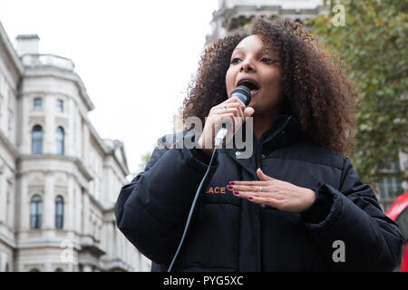 Londres, Royaume-Uni. 27 octobre, 2018. Un ami de la famille de Mark Duggan militants adresses des familles et amis Campagne (UFFC) prenant part à la 20e procession annuelle à Downing Street en souvenir des membres de la famille et les amis qui est mort en garde à vue, la prison, la détention de l'immigration ou sécuriser les hôpitaux psychiatriques. Mark Duggan, 29 ans, a été abattu par un préposé aux armes à feu de la Police métropolitaine à Tottenham, au nord de Londres, le 4 août 2011. Credit : Mark Kerrison/Alamy Live News Banque D'Images