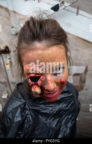 Bristol, Royaume-Uni. 27 octobre 2018. Bristol Zombie Walk. Les morts-vivants du sang éclaboussa envahir Bristols Centre-ville pour le 11e Zombie Walk. Crédit : Stephen Bell/Alamy Live News. Banque D'Images