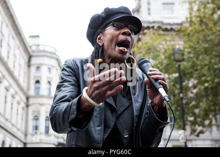 Londres, Royaume-Uni. 27 octobre, 2018. Marcia Rigg, soeur de Sean Rigg, adresses de militants de l'organisation des familles et amis Campagne (UFFC) prenant part à la 20e procession annuelle à Downing Street en souvenir des membres de la famille et les amis qui est mort en garde à vue, la prison, la détention de l'immigration ou sécuriser les hôpitaux psychiatriques. Sean Rigg, 40 ans, est décédé le 21 août 2008 lors de sa garde à vue au commissariat de police de Brixton. Credit : Mark Kerrison/Alamy Live News Banque D'Images