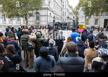 Londres, Royaume-Uni. 27 octobre, 2018. Les militants de l'organisation des familles et amis Campagne (UFFC) prendre part à la 20e procession annuelle à Downing Street en souvenir des membres de la famille et les amis qui est mort en garde à vue, la prison, la détention de l'immigration ou sécuriser les hôpitaux psychiatriques. Credit : Mark Kerrison/Alamy Live News Banque D'Images