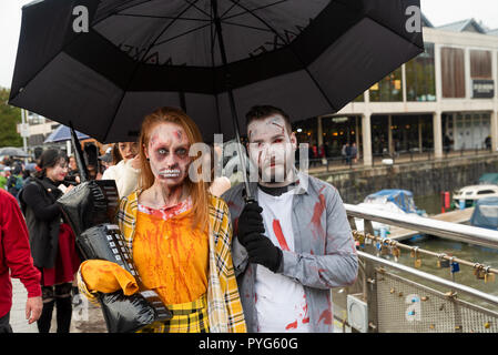 Bristol, Royaume-Uni. 27 octobre 2018. Bristol Zombie Walk. Les morts-vivants du sang éclaboussa envahir Bristols Centre-ville pour le 11e Zombie Walk. Crédit : Stephen Bell/Alamy Live News. Banque D'Images