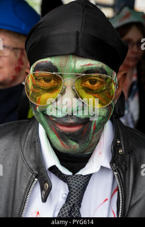 Bristol, Royaume-Uni. 27 octobre 2018. Bristol Zombie Walk. Les morts-vivants du sang éclaboussa envahir Bristols Centre-ville pour le 11e Zombie Walk. Crédit : Stephen Bell/Alamy Live News. Banque D'Images