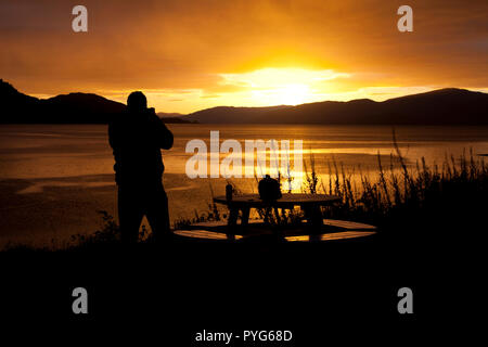 Le Loch Linnhe, Lochaber, Ecosse, Royaume-Uni. 27 octobre 2018 UK, météo, regarder et touristiques photographie magnifique coucher de soleil sur le Loch Linnhe à Ardnamurchan, vers le nord-ouest de l'Écosse. Banque D'Images