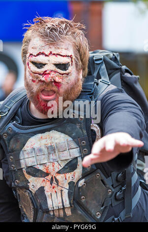 Poole, Dorset, UK. 27 octobre 2018. Poole, pour la première fois, un festival zombie, un spook-tacular événement et parade avec prix de la pire robe zombie. Renverser sur une foule vraiment froid, mais sec, jour pour prendre part ou regarder l'événement effrayant. Credit : Carolyn Jenkins/Alamy Live News Banque D'Images