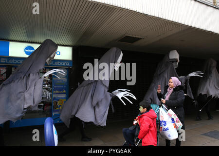 Manchester, UK. 27 octobre 2018. Fantômes passer une famille à Manchester . 27 octobre 2018 (C)Barbara Cook/Alamy Live News Crédit : Barbara Cook/Alamy Live News Banque D'Images