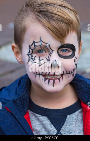 Poole, Dorset, UK. 27 octobre 2018. Poole, pour la première fois, un festival zombie, un spook-tacular événement et parade avec prix de la pire robe zombie. Renverser sur une foule vraiment froid, mais sec, jour pour prendre part ou regarder l'événement effrayant. Credit : Carolyn Jenkins/Alamy Live News Banque D'Images