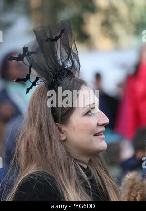 Manchester, UK. 27 octobre 2018. Une femme portant un bat Cheveux décoration, Manchester . 27 octobre 2018 (C)Barbara Cook/Alamy Live News Crédit : Barbara Cook/Alamy Live News Banque D'Images