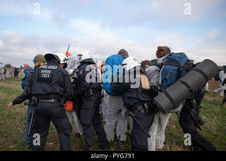 Dueren, Berlin, Allemagne. 27 Oct, 2018. Policiers repousser les manifestants au cours d'une campagne de protestation de l'Alliance pour le climat 'Ende Gelaende' près de l'Inden à ciel ouvert dans la ville de Dueren. Le climat-activiste 'alliance Ende Gelaende" avec l'action à l'égard de la promotion et de la conversion du charbon. Photo : Markus Heine/SOPA Images/ZUMA/Alamy Fil Live News Banque D'Images