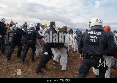 Dueren, Berlin, Allemagne. 27 Oct, 2018. Policiers repousser les manifestants au cours d'une campagne de protestation de l'Alliance pour le climat 'Ende Gelaende' près de l'Inden à ciel ouvert dans la ville de Dueren. Le climat-activiste 'alliance Ende Gelaende" avec l'action à l'égard de la promotion et de la conversion du charbon. Photo : Markus Heine/SOPA Images/ZUMA/Alamy Fil Live News Banque D'Images