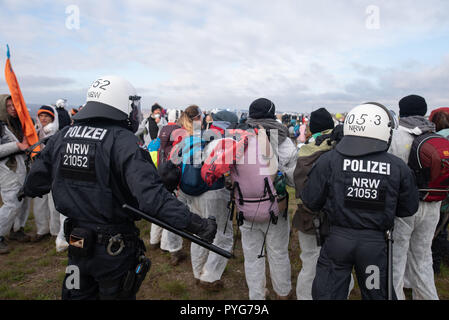 Dueren, Berlin, Allemagne. 27 Oct, 2018. Policiers repousser les manifestants au cours d'une campagne de protestation de l'Alliance pour le climat 'Ende Gelaende' près de l'Inden à ciel ouvert dans la ville de Dueren. Le climat-activiste 'alliance Ende Gelaende" avec l'action à l'égard de la promotion et de la conversion du charbon. Photo : Markus Heine/SOPA Images/ZUMA/Alamy Fil Live News Banque D'Images