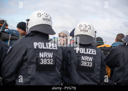 Dueren, Berlin, Allemagne. 27 Oct, 2018. Policiers repousser les manifestants au cours d'une campagne de protestation de l'Alliance pour le climat 'Ende Gelaende' près de l'Inden à ciel ouvert dans la ville de Dueren. Le climat-activiste 'alliance Ende Gelaende" avec l'action à l'égard de la promotion et de la conversion du charbon. Photo : Markus Heine/SOPA Images/ZUMA/Alamy Fil Live News Banque D'Images