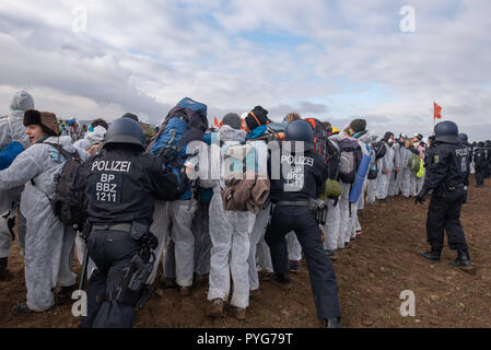 Dueren, Berlin, Allemagne. 27 Oct, 2018. Policiers repousser les manifestants au cours d'une campagne de protestation de l'Alliance pour le climat 'Ende Gelaende' près de l'Inden à ciel ouvert dans la ville de Dueren. Le climat-activiste 'alliance Ende Gelaende" avec l'action à l'égard de la promotion et de la conversion du charbon. Photo : Markus Heine/SOPA Images/ZUMA/Alamy Fil Live News Banque D'Images