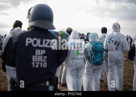 Dueren, Berlin, Allemagne. 27 Oct, 2018. Policiers repousser les manifestants au cours d'une campagne de protestation de l'Alliance pour le climat 'Ende Gelaende' près de l'Inden à ciel ouvert dans la ville de Dueren. Le climat-activiste 'alliance Ende Gelaende" avec l'action à l'égard de la promotion et de la conversion du charbon. Photo : Markus Heine/SOPA Images/ZUMA/Alamy Fil Live News Banque D'Images