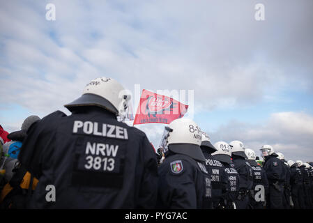 Dueren, Berlin, Allemagne. 27 Oct, 2018. Policiers repousser les manifestants au cours d'une campagne de protestation de l'Alliance pour le climat 'Ende Gelaende' près de l'Inden à ciel ouvert dans la ville de Dueren. Le climat-activiste 'alliance Ende Gelaende" avec l'action à l'égard de la promotion et de la conversion du charbon. Photo : Markus Heine/SOPA Images/ZUMA/Alamy Fil Live News Banque D'Images