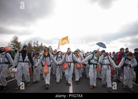 Dueren, Berlin, Allemagne. 27 Oct, 2018. Les manifestants au cours d'une campagne de protestation de l'Alliance pour le climat 'Ende Gelaende' près de l'Inden à ciel ouvert à la ville Dueren. Le climat-activiste 'alliance Ende Gelaende" avec l'action à l'égard de la promotion et de la conversion du charbon. Photo : Markus Heine/SOPA Images/ZUMA/Alamy Fil Live News Banque D'Images