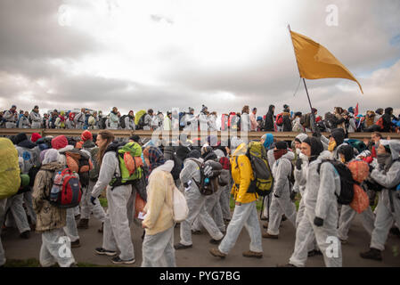 Dueren, Berlin, Allemagne. 27 Oct, 2018. Les manifestants au cours d'une campagne de protestation de l'Alliance pour le climat 'Ende Gelaende' près de l'Inden à ciel ouvert dans la ville de Dueren. Le climat-activiste 'alliance Ende Gelaende" avec l'action à l'égard de la promotion et de la conversion du charbon. Photo : Markus Heine/SOPA Images/ZUMA/Alamy Fil Live News Banque D'Images