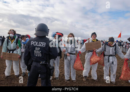 Dueren, Berlin, Allemagne. 27 Oct, 2018. Policiers repousser les manifestants au cours d'une campagne de protestation de l'Alliance pour le climat 'Ende Gelaende' près de l'Inden à ciel ouvert dans la ville de Dueren. Le climat-activiste 'alliance Ende Gelaende" avec l'action à l'égard de la promotion et de la conversion du charbon. Photo : Markus Heine/SOPA Images/ZUMA/Alamy Fil Live News Banque D'Images