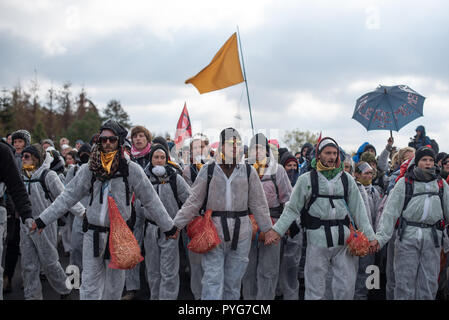 Dueren, Berlin, Allemagne. 27 Oct, 2018. Les manifestants au cours d'une campagne de protestation de l'Alliance pour le climat 'Ende Gelaende' près de l'Inden à ciel ouvert dans la ville de Dueren. Le climat-activiste 'alliance Ende Gelaende" avec l'action à l'égard de la promotion et de la conversion du charbon. Photo : Markus Heine/SOPA Images/ZUMA/Alamy Fil Live News Banque D'Images