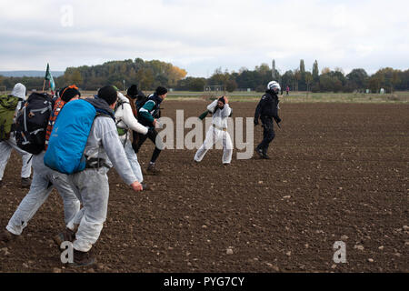 Dueren, Berlin, Allemagne. 27 Oct, 2018. Les protestataires s'effectuer sur un terrain au cours d'une campagne de protestation de l'Alliance pour le climat 'Ende Gelaende' près de l'Inden à ciel ouvert dans la ville de Dueren. Le climat-activiste 'alliance Ende Gelaende" avec l'action à l'égard de la promotion et de la conversion du charbon. Photo : Markus Heine/SOPA Images/ZUMA/Alamy Fil Live News Banque D'Images