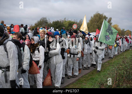 Dueren, Berlin, Allemagne. 27 Oct, 2018. Les manifestants au cours d'une campagne de protestation de l'Alliance pour le climat 'Ende Gelaende' près de l'Inden à ciel ouvert à la ville Dueren. Le climat-activiste 'alliance Ende Gelaende" avec l'action à l'égard de la promotion et de la conversion du charbon. Photo : Markus Heine/SOPA Images/ZUMA/Alamy Fil Live News Banque D'Images