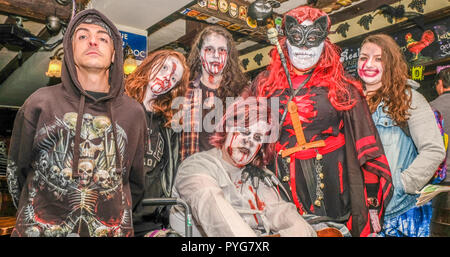 Gloucester Gloucestershire UK. 27 Oct 2018. Célébration de l'Halloween.L'assemblée annuelle de l'invasion de zombies de Gloucester centre de collecte de fonds pour l'Hospice à Leckhampton Sue Ryder Gloucestershire.. Crédit : charlie bryan/Alamy Live News Banque D'Images