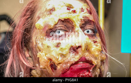 Gloucester Gloucestershire UK. 27 Oct 2018. Célébration de l'Halloween.L'assemblée annuelle de l'invasion de zombies de Gloucester centre de collecte de fonds pour l'Hospice à Leckhampton Sue Ryder Gloucestershire.. Crédit : charlie bryan/Alamy Live News Banque D'Images