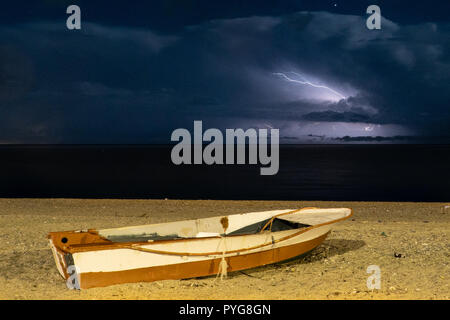 Corigliano, une tempête d'éclairs sur la mer Ionienne annonce l'arrivée de la perturbation qui prévoit de fortes pluies dans l'ensemble de la zone d ''''''Ionienne du nord de la Calabre. L'exceptionnelle vague de mauvais temps a causé la Protection civile d'émettre une alerte rouge pour le 23 octobre 2018 en raison de risques hydro-géologiques, les inondations et les tempêtes. 10/22/2018, Corigliano, Italie Banque D'Images