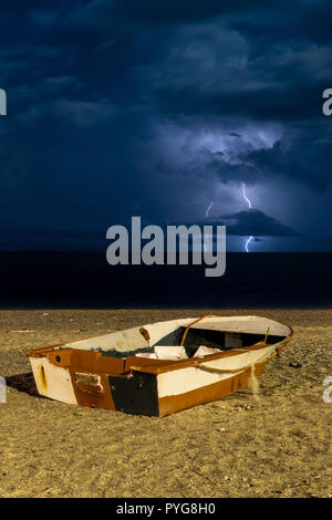 Corigliano, une tempête d'éclairs sur la mer Ionienne annonce l'arrivée de la perturbation qui prévoit de fortes pluies dans l'ensemble de la zone d ''''''Ionienne du nord de la Calabre. L'exceptionnelle vague de mauvais temps a causé la Protection civile d'émettre une alerte rouge pour le 23 octobre 2018 en raison de risques hydro-géologiques, les inondations et les tempêtes. 10/22/2018, Corigliano, Italie Banque D'Images