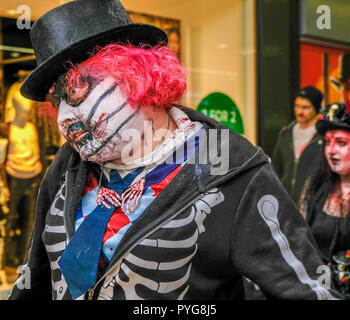 Gloucester Gloucestershire UK. 27 Oct 2018. Célébration de l'Halloween.L'assemblée annuelle de l'invasion de zombies de Gloucester centre de collecte de fonds pour l'Hospice à Leckhampton Sue Ryder Gloucestershire.. Crédit : charlie bryan/Alamy Live News Banque D'Images