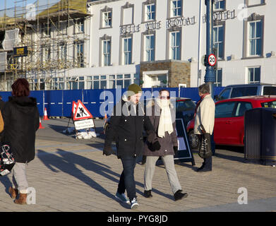 Aberystwyth,UK,27 octobre 2018,Les gens aiment le soleil glorieux automne chaud sur Aberystwyth au Pays de Galles que les températures sont beaucoup chilier comme a haute pression de l'air froid du nord.Credit : Keith Larby/Alamy Live News Banque D'Images