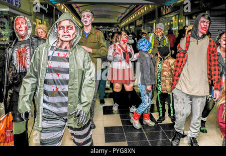 Gloucester Gloucestershire UK. 27 Oct 2018. Célébration de l'Halloween.L'assemblée annuelle de l'invasion de zombies de Gloucester centre de collecte de fonds pour l'Hospice à Leckhampton Sue Ryder Gloucestershire.. Crédit : charlie bryan/Alamy Live News Banque D'Images