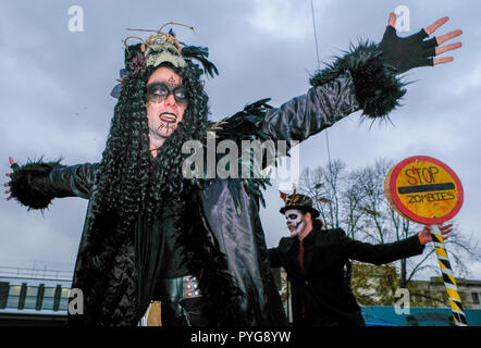 Gloucester Gloucestershire UK. 27 Oct 2018. Célébration de l'Halloween.L'assemblée annuelle de l'invasion de zombies de Gloucester centre de collecte de fonds pour l'Hospice à Leckhampton Sue Ryder Gloucestershire.. Crédit : charlie bryan/Alamy Live News Banque D'Images