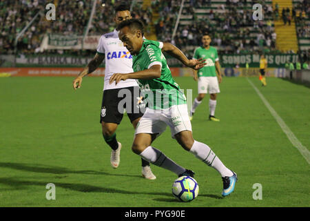 SC - Chapeco - 27/10/2018 - 2018, un Brésilien Chapecoense x Am rica-MG - Chapecoense player Bruno Pacheco différends offre avec Robinho joueur d'Amérique-MG au cours d'un match à l'Arena stade Conda le championnat brésilien pour un 2018. Photo : Renato Padilha / AGIF Banque D'Images