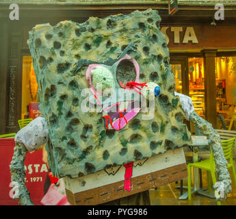 Gloucester Gloucestershire UK. 27 Oct 2018. Célébration de l'Halloween.L'assemblée annuelle de l'invasion de zombies de Gloucester centre de collecte de fonds pour l'Hospice à Leckhampton Sue Ryder Gloucestershire.. Crédit : charlie bryan/Alamy Live News Banque D'Images