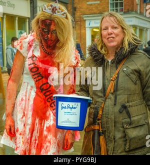 Gloucester Gloucestershire UK. 27 Oct 2018. Célébration de l'Halloween.L'assemblée annuelle de l'invasion de zombies de Gloucester centre de collecte de fonds pour l'Hospice à Leckhampton Sue Ryder Gloucestershire.. Crédit : charlie bryan/Alamy Live News Banque D'Images